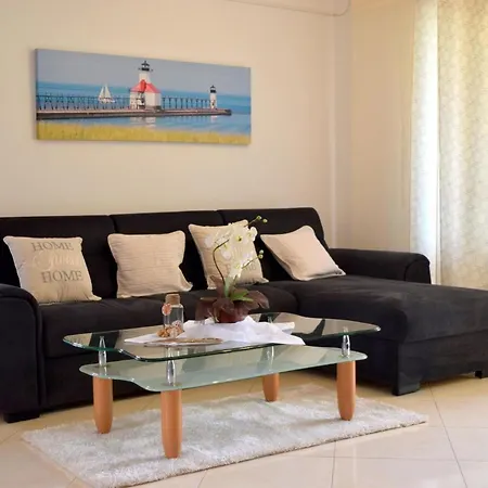 Holiday home Modernes In Mit Terrasse, Garten Und Grill