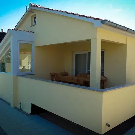 Modernes In Mit Terrasse, Garten Und Grill