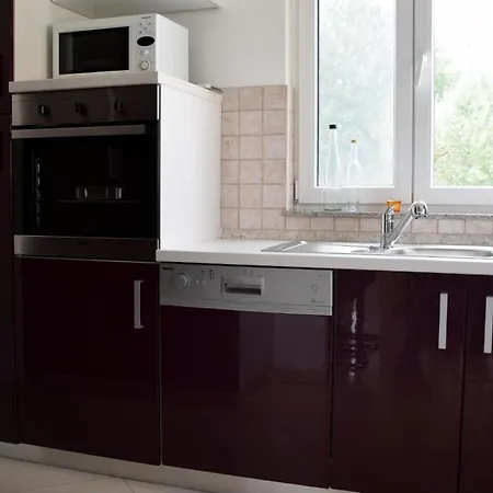 Modernes In Mit Terrasse, Garten Und Grill بيت للعطل