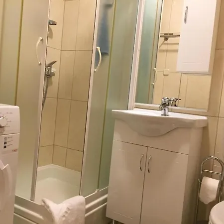 بيت للعطل Modernes In Mit Terrasse, Garten Und Grill *