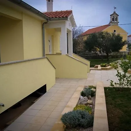 بيت للعطل Modernes In Mit Terrasse, Garten Und Grill