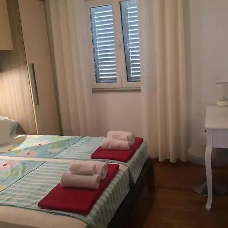 Tatil Evi Modernes In Mit Terrasse, Garten Und Grill