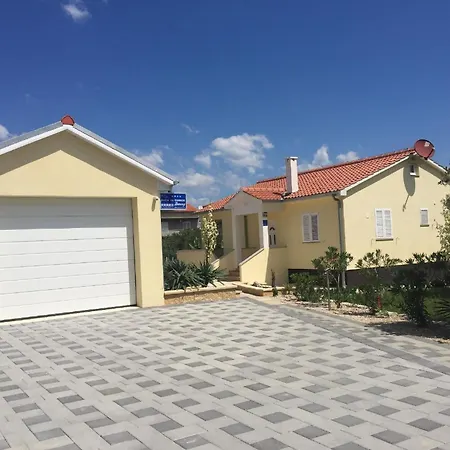 Modernes In Mit Terrasse, Garten Und Grill Tatil Evi Dobropoljana