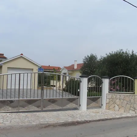 Modernes In Mit Terrasse, Garten Und Grill Tatil Evi
