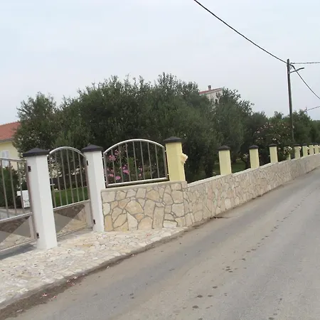 Tatil Evi Modernes In Mit Terrasse, Garten Und Grill